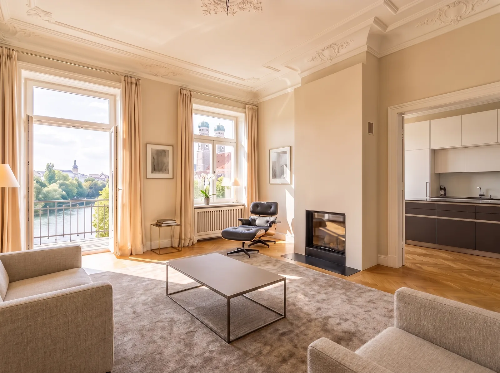 Altbau-Wohnzimmer mit Blick auf Isar und Frauenkirche, virtuell möbliert mit Loungesessel, zwei Sesseln, Couchtisch und Teppich