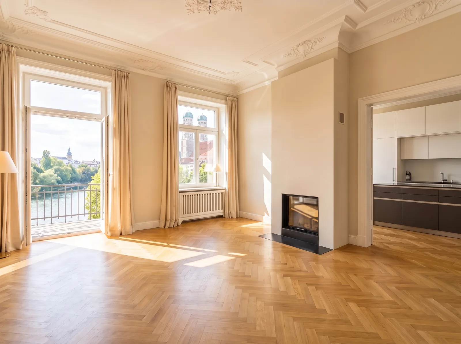 Dasselbe Altbau-Wohnzimmer leerstehend, mit Fischgrätparkett, Stuckdecke, Kamin und offener Balkontür